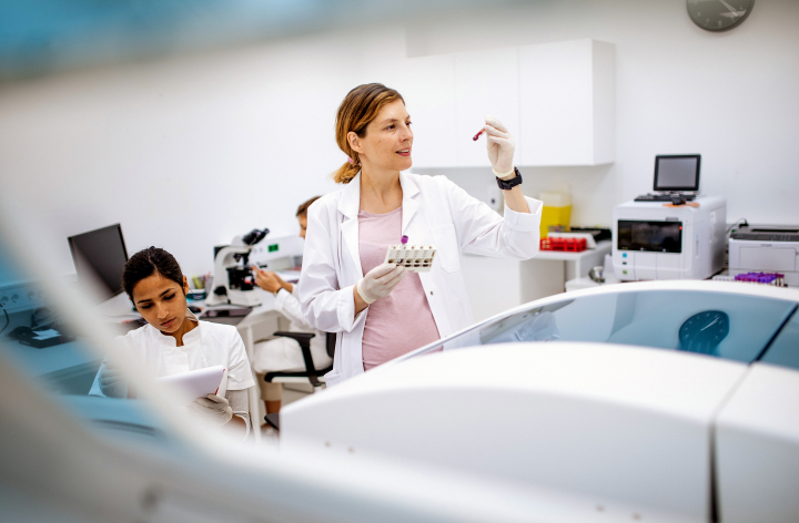 La búsqueda de marcadores oncológicos, junto al diagnóstico patológico, permite un diagnóstico y un tratamiento más específicos en el cáncer de pulmón.