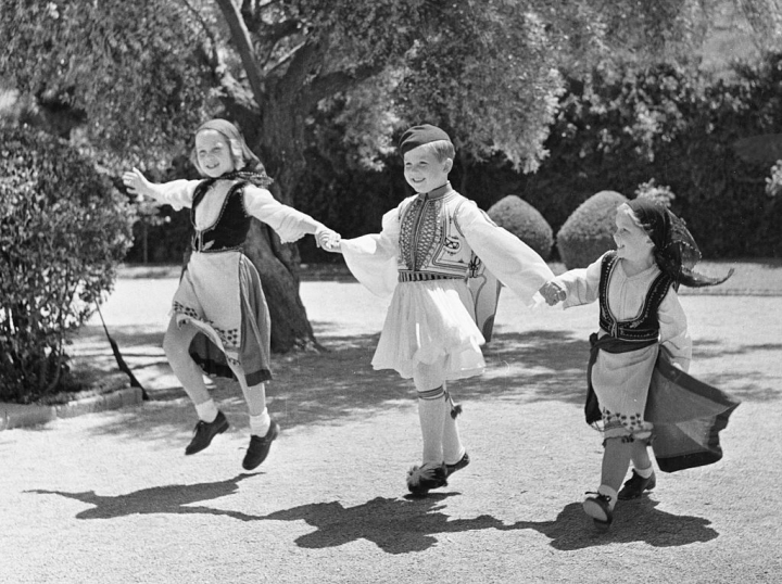 La princesa, cuando tenía cinco años, bailando con sus hermanos en los jardines de Tatoi con traje tradicional griego.