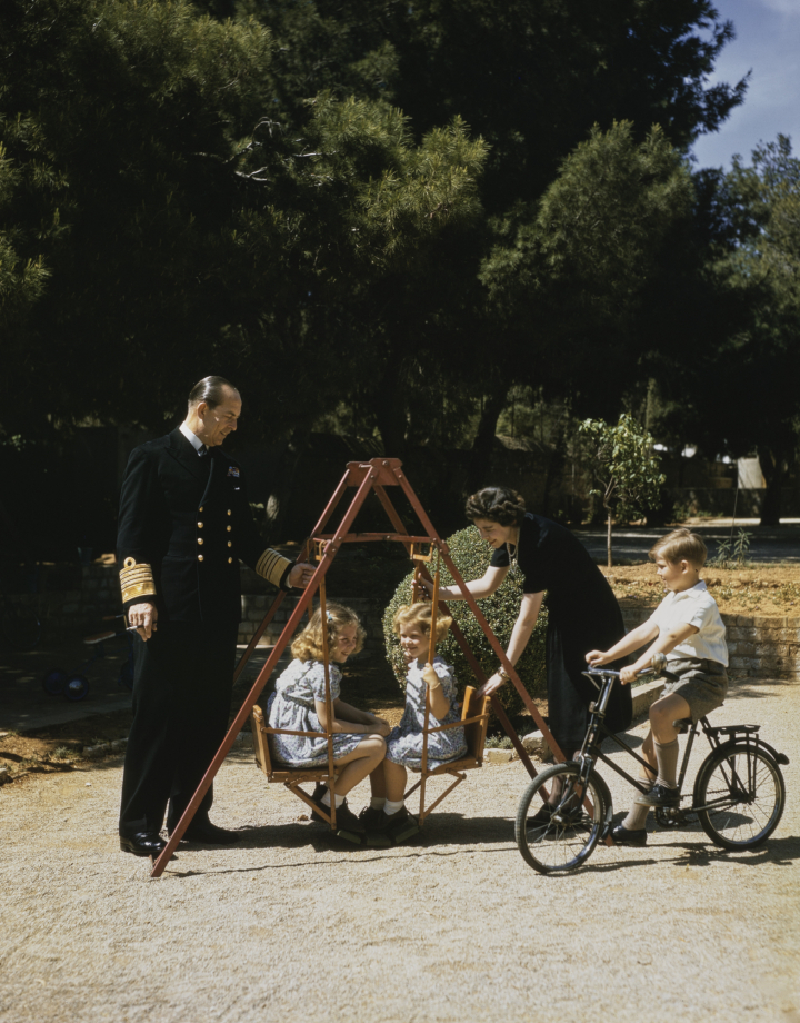 Pablo y Federica de Grecia con sus hijos Sofía, Constantino e Irene de Grecia en Psyjikó en 1947