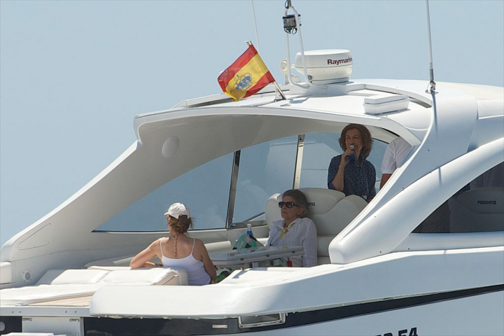 alt="alt="Una imagen en la que la princesa griega aparece relajándose en alta mar""