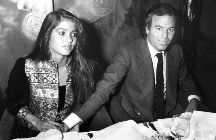 Vaitiare y Julio Iglesias en una imagen en París en 1982.