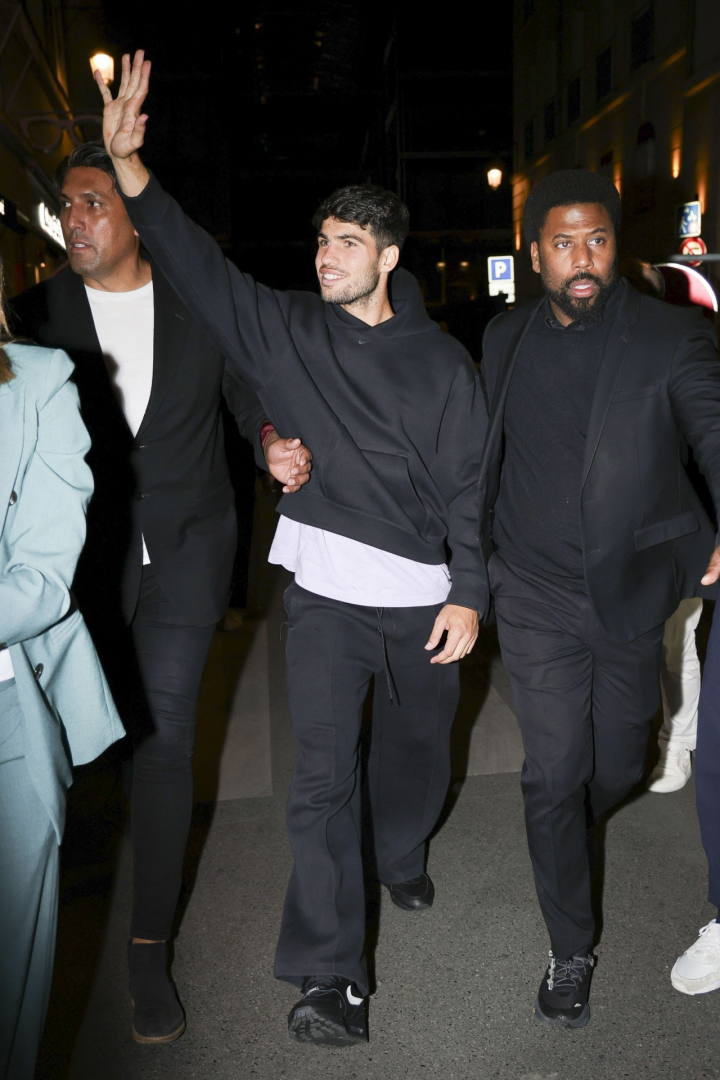 alt="alt="Alcaraz, con su silueta ancha de referencia celebrando su segundo título de Roland Garros.""