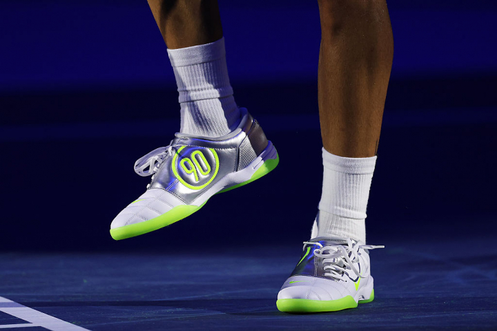 alt="alt="Alcaraz ha dejado en claro en más de una ocasión que las deportivas son su gran objeto de deseo y en Turín sorprendió con estas Nike vintage de estilo botas de fútbol dosmileras.""