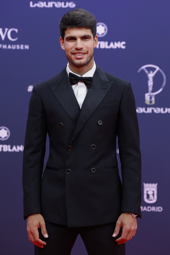 alt="alt="Alcaraz no suele complicarse cuando tiene que lucir esmoquin y suele apostar por este de americana cruzada de doble botonadura de Louis Vuitton.""