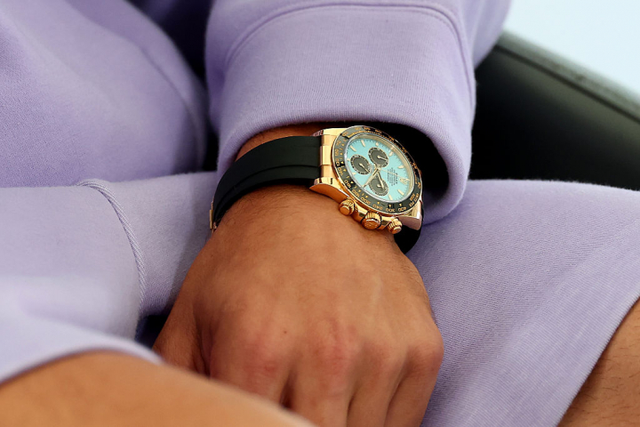 alt="alt="El murciano es embajador de la firma de relojería suiza y en los últimos meses ha encontrado un nuevo modelo fetiche: el Cosmograph Daytona en color turquesa.""