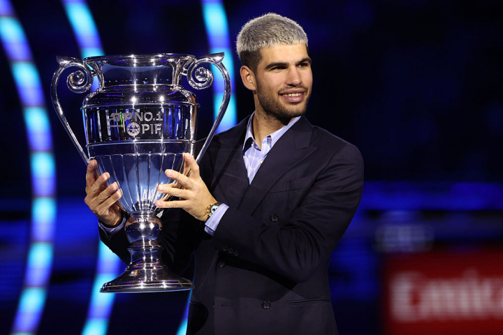 alt="alt="El murciano tiró de un look clásico en Turín para recoger el trofeo que lo acreditó como número 1 del mundo.""