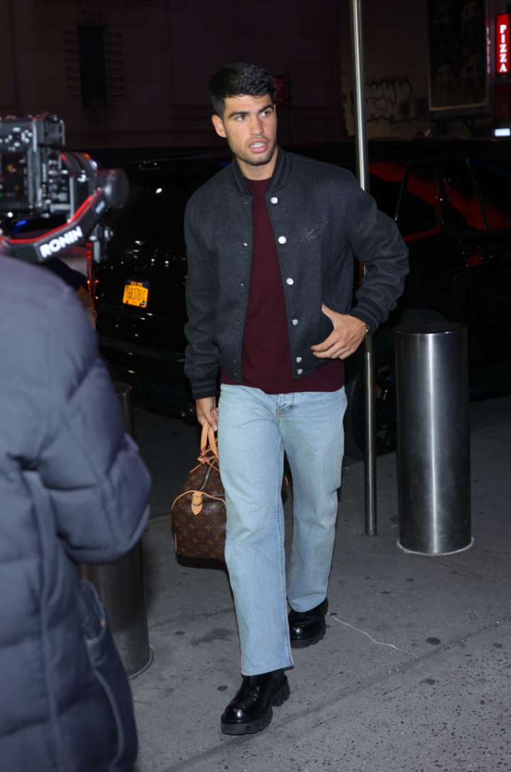 alt="alt="El tenista es embajador de la firma francesa y es habitual que luzca prendas de la firma y, como en la imagen, bolsos""