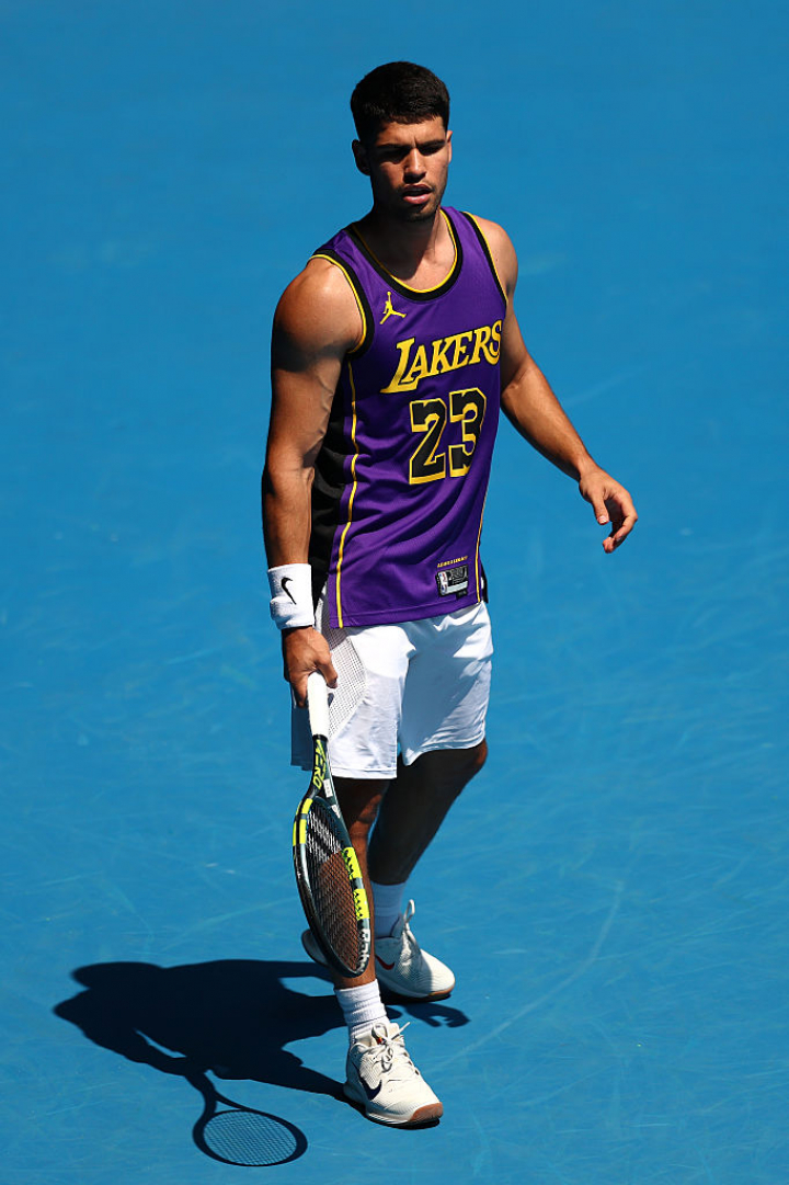 alt="alt="El tenista es fan de la NBA y no pierde la oportunidad de lucir camisetas de ese estilo.""