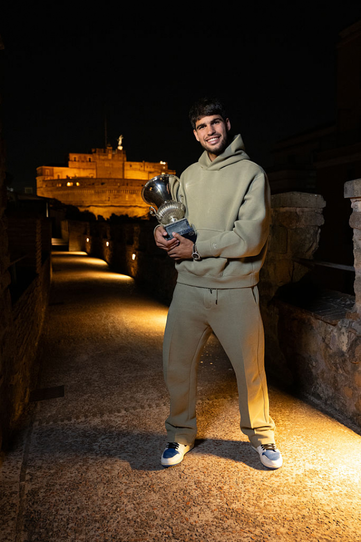 alt="alt="El tenista, posando con su trofeo en Roma con un chándal dos piezas monocolor de Nike al que suele recurrir entre partidos.""