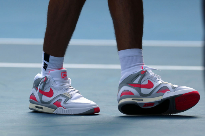 alt="alt="El tenista recuperó estas deportivas como las que lucía en su época Andre Agassi para una entrevista tras un partido.""