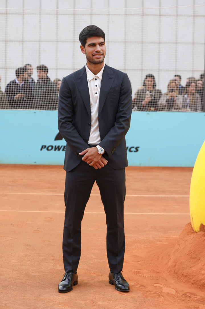 alt="alt="El tenista se saló de su tónica habitual con este polo bajo la chaqueta para presentar su serie de Netflix en mayo de 2025.""
