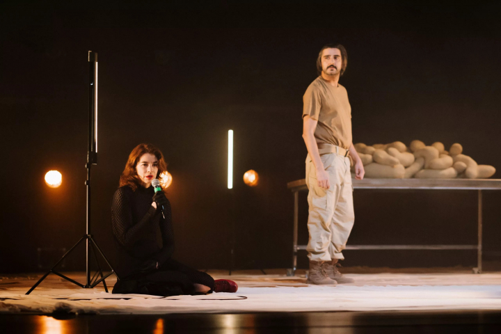 Juan Ceacero e Isabelle Stoffel en momento de la representación de 'Una Forma de Vida'