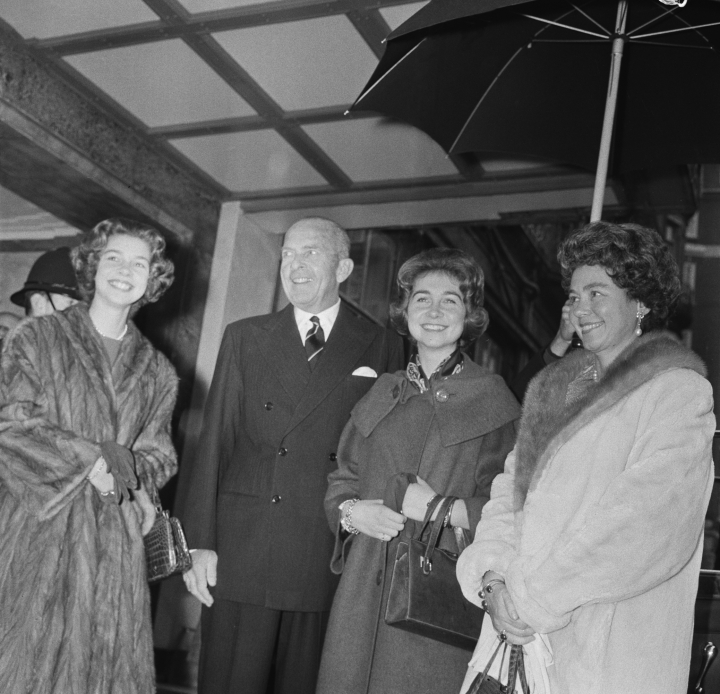 La reina Sofía con sus padres, Pablo y Federica de Grecia, y su hermana Irene de Grecia en 1961