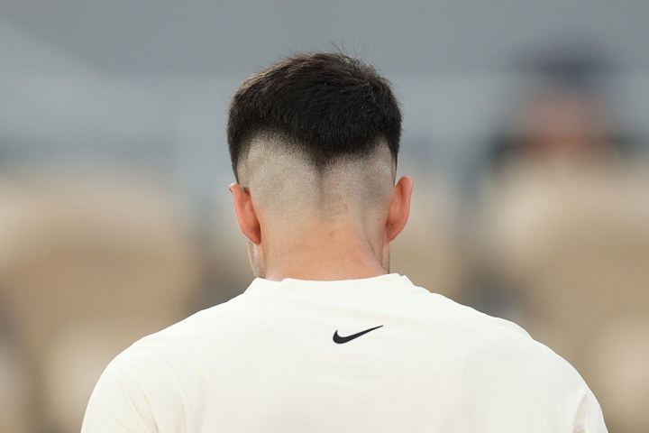 alt="alt="Si hay algo que ha quedado claro de Alcaraz en los últimos años es que es fan del corte de pelo degradado, como demuestra esta imagen en Roland Garros 2025.""