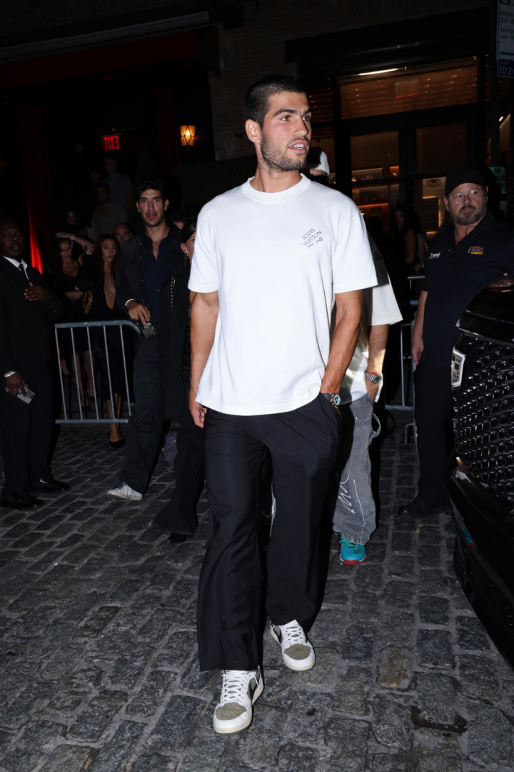 alt="alt="Tras su victoria en el último US Open, el tenista celebró en las calles de Nueva York con pantalones de pata ancha y una sencilla camiseta blanca.""