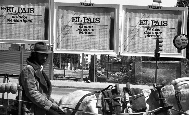 Vallas publicitarias con el anuncio de la salida del diario EL PAÍS, en abril de 1976.