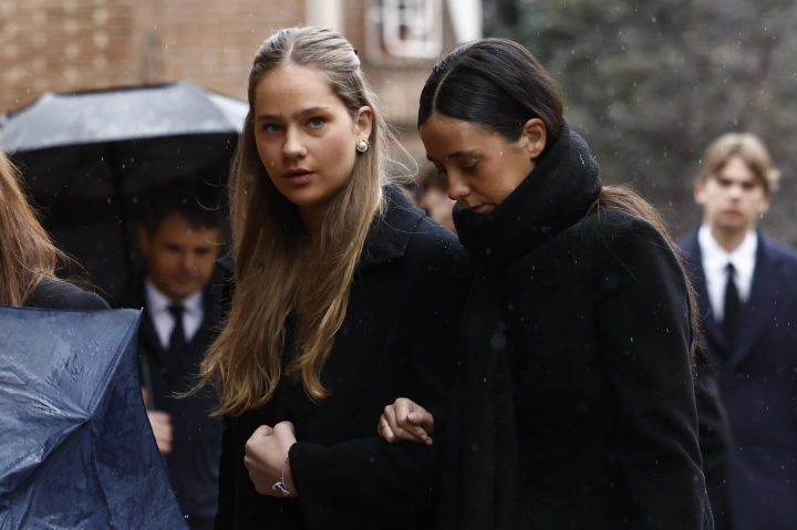 MADRID, 17/01/2026.- Irene Urdangarín (i) y Victoria de Marichalar a su llegada a la catedral ortodoxa griega de San Andrés y San Demetrio de Madrid donde este sábado se celebrará un responso en memoria de la princesa Irene de Grecia, fallecida el jueves en Madrid a los 83 años.. EFE/ Daniel Gonzalez