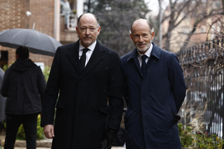 MADRID, 17/01/2026.- Kyril de Bulgaria (d) y Kubrat de Bulgaria a su llegada a la catedral ortodoxa griega de San Andrés y San Demetrio de Madrid donde este sábado se celebrará un responso en memporia de la princesa Irene de Grecia, fallecida el jueves en Madrid a los 83 años.. EFE/ Daniel Gonzalez