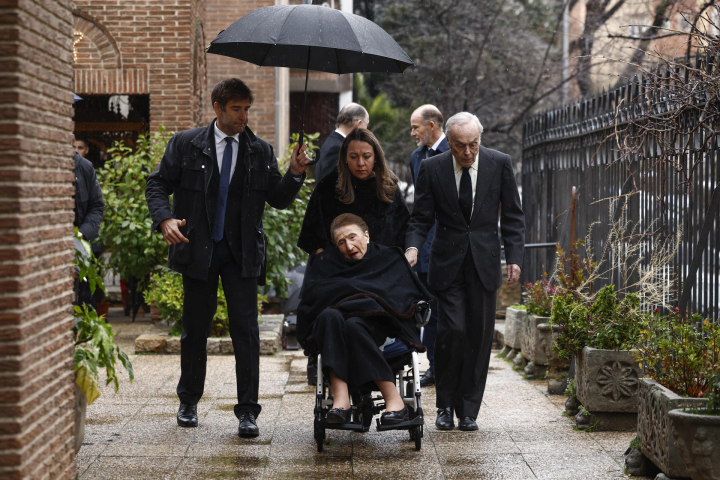 MADRID, 17/01/2026.- La infanta Margarita de Borbón y su marido Carlos Zurita a su llegada a la catedral ortodoxa griega de San Andrés y San Demetrio de Madrid donde este sábado se celebrará un responso en memporia de la princesa Irene de Grecia, fallecida el jueves en Madrid a los 83 años.. EFE/ Daniel Gonzalez
