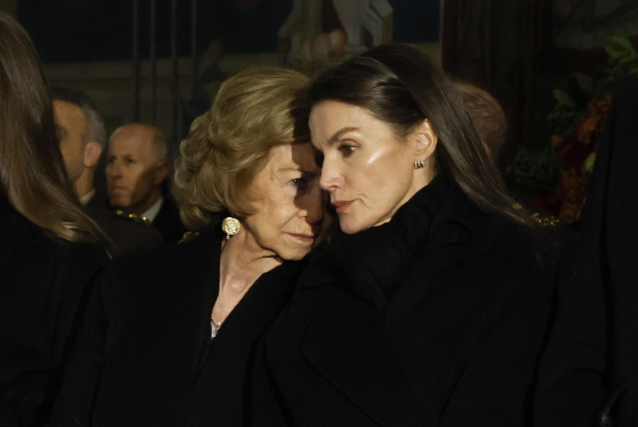 MADRID, 17/01/2026.- La reina emérita Sofía, junto a la reina Letizia, en la catedral ortodoxa griega de San Andrés y San Demetrio de Madrid donde este sábado se celebra un responso en memoria de la princesa Irene de Grecia, fallecida el jueves en Madrid a los 83 años. EFE/Ballesteros POOL
