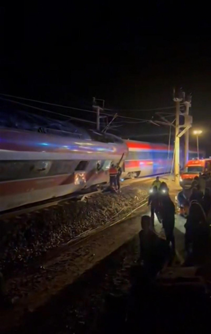 alt="alt="Por la otra vía circulaba otro convoy de LD AV 2384 Pta. de Atocha-Huelva, que también ha descarrilado.""