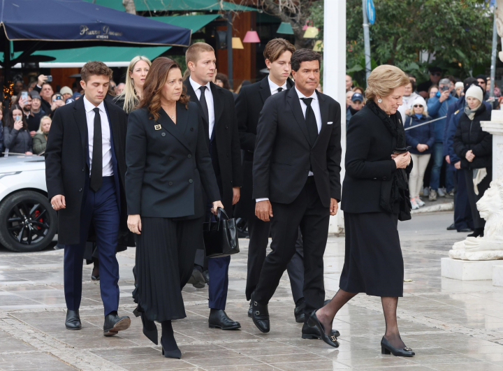 Ana María de Grecia, Alexia de Grecia y Carlos Morales, Achileas, Constantino y Arístides de Grecia y Theodora de Grecia en el funeral de Irene de Grecia