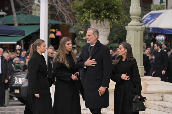 El rey Felipe VI agradeciendo los vítores junto a la reina Letizia, la princesa Leonor y la infanta Sofía en el funeral de Irene de Grecia en Atenas