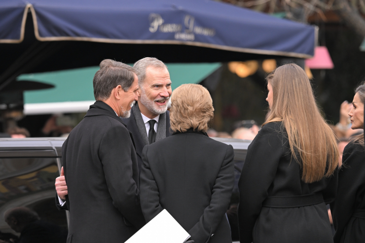 El rey Felipe VI, Pablo de Grecia, Ana María de Grecia y la infanta Sofía hablando a la salida del funeral de Irene de Grecia en Atenas