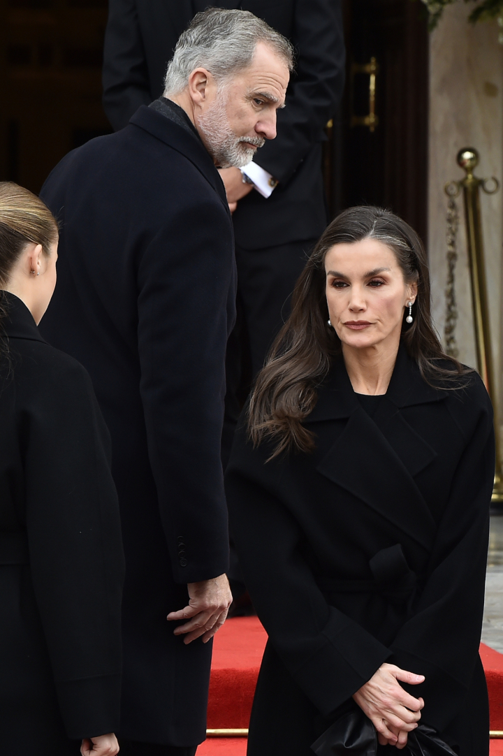 Felipe VI junto a la reina Letizia con gesto compungido en el funeral de Irene de Grecia en Atenas