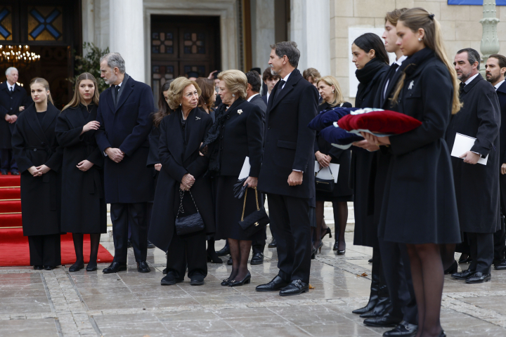 Felipe VI y sus hijas Leonor y Sofía, la reina Sofía, Ana María de Grecia, Pablo de Grecia, Victoria Federica, Arístides de Grecia e Irene Urdangarin en el funeral de Irene de Grecia