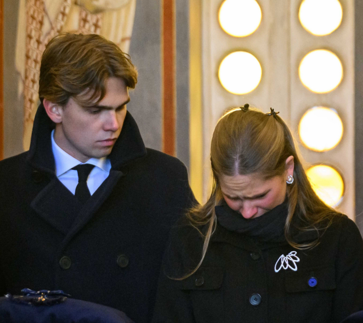 Irene Urdangarin llorando junto a su hermano Miguel Urdangarin en el entierro de Irene de Grecia en Tatoi