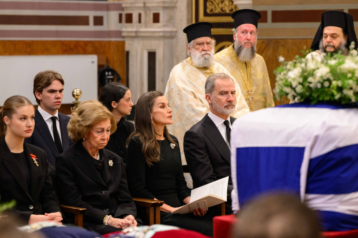 La reina Sofía, muy triste en el funeral de Irene de Grecia junto a Felipe y Letizia, la princesa Leonor, Victoria Federica y Miguel Urdangarin