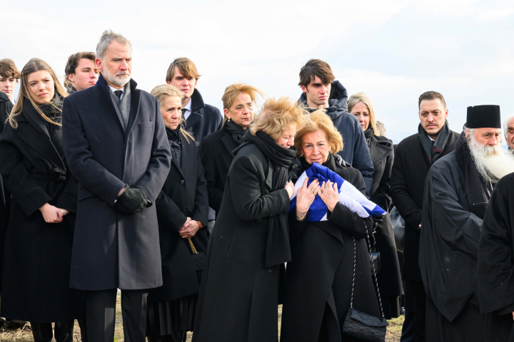 La reina Sofía y sus nietos Pablo y Miguel Urdangarin llorando en el entierro de Irene de Grecia en Tatoi