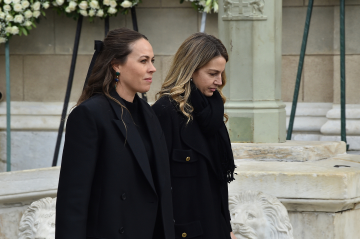 Las cuñadas Nina Flohr y Chrissy Vardinogiannis en el funeral de Irene de Grecia