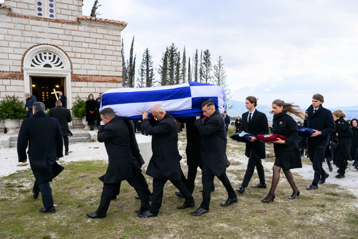Miguel Urdangarin, Irene Urdangarin y Arístides de Grecia tras el féretro de Irene de Grecia en su entierro en Tatoi