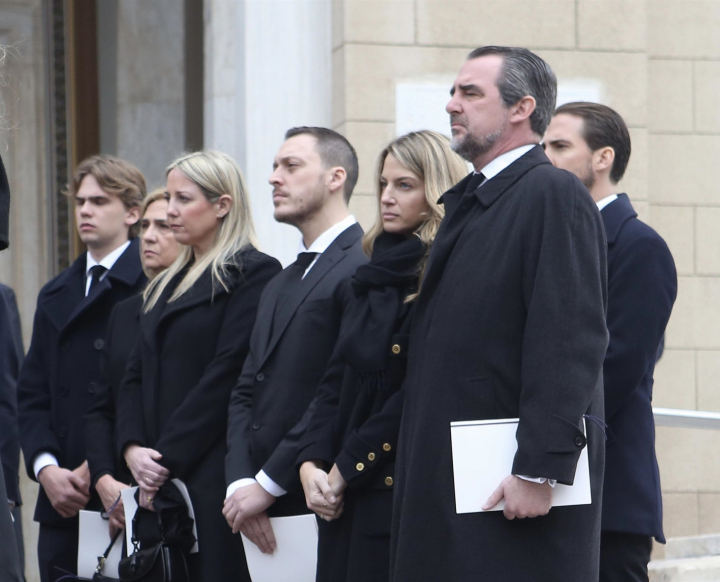 Miguel Urdangarin, la infanta Cristina, Theodora de Grecia y Matthew Kumar, Nicolás de Grecia y Chrysi Vardinoyannis en el funeral de Irene de Grecia