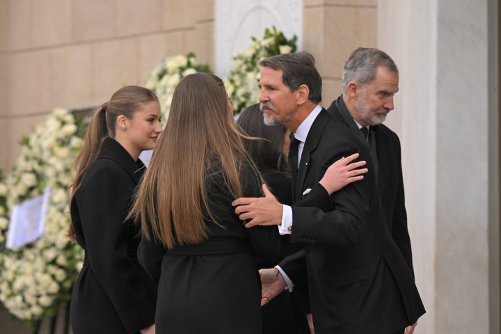 Pablo de Grecia saludando a la princesa Leonor y la infanta Sofía en el funeral de Irene de Grecia en Atenas