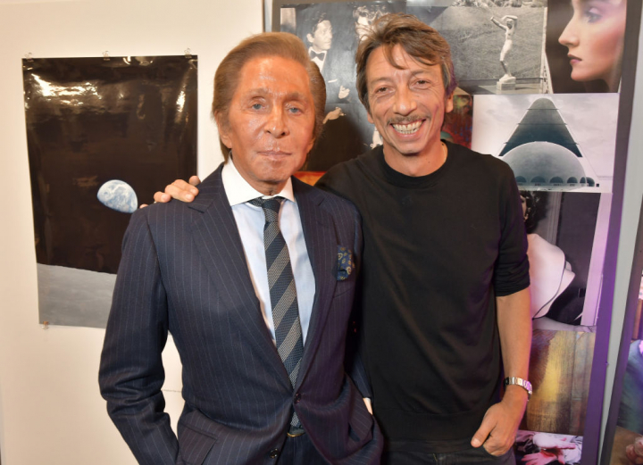 Valentino con Pierpaolo Piccioli en el backstage de un desfile en 2017