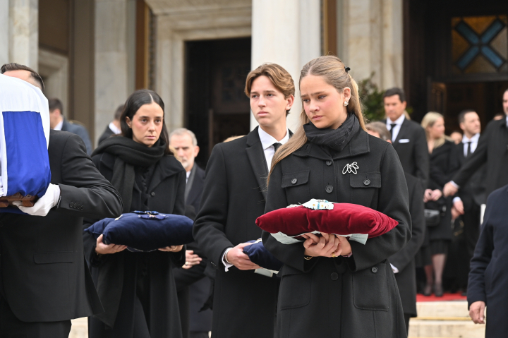 Victoria Federica, Arístides de Grecia e Irene Urdangarin con los cojines con las condecoraciones de Irene de Grecia en su funeral