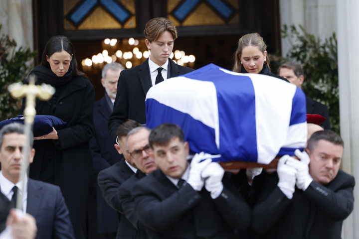 Victoria Federica, Arístides de Grecia e Irene Urdangarin tras el féretro de Irene de Grecia en Atenas