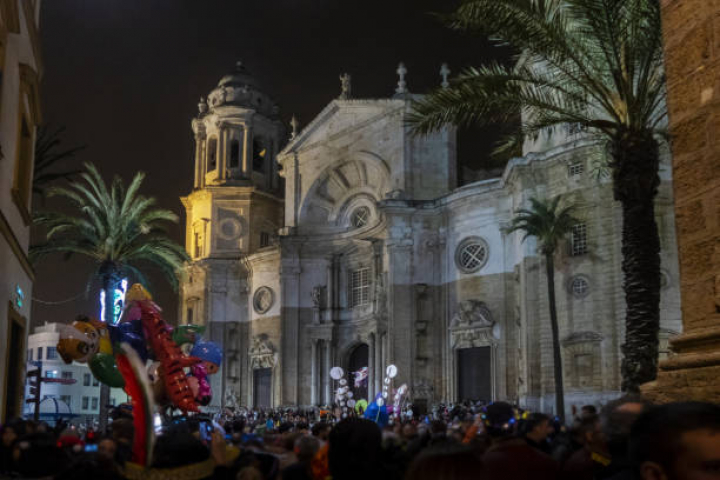 alt="alt="Cadiz Cathedral, full of people.  At the Carnival party.  February 2020. Andalucia.  Spain""