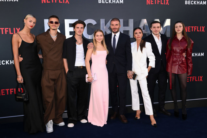De izquierda a derecha, la familia Beckham en la presentación del documental 'Beckham' en 2023: Mia Regan, Romeo Beckham, Cruz Beckham, Harper Beckham, David Beckham, Victoria Beckham, Brooklyn Beckham y Nicola Peltz.