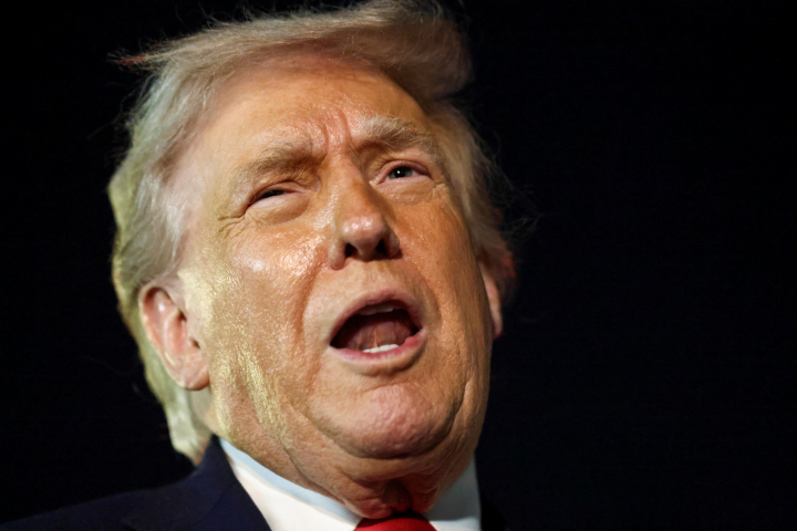 El presidente de EEUU, Donald Trump, habla con la prensa antes de abordar el Air Force One para partir hacia Washington, en el Aeropuerto Internacional de Palm Beach (Florida), el 19 de enero de 2026.