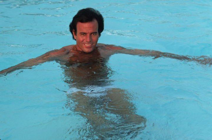 Julio Iglesias en la piscina en una imagen de archivo.