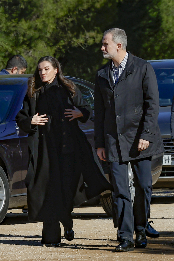 Los reyes Felipe y Letizia a su llegada al Puesto de Mando de Ademuz, el lugar en el que se produjo el accidente ferroviario
