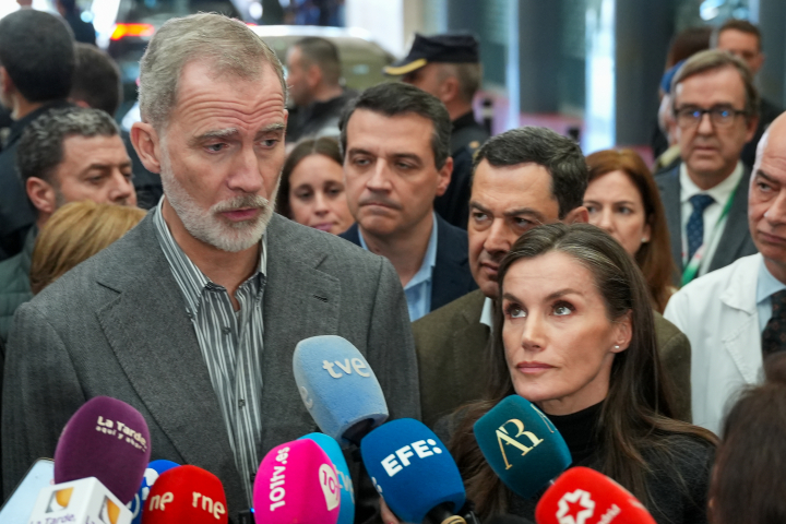 Los reyes Felipe y Letizia en sus declaraciones a los medios tras visitar a los heridos en el Hospital Reina Sofía de Córdoba