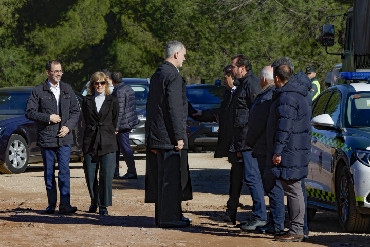 Los reyes Felipe y Letizia hablando con las autoridades con Camilo Villarino y Marta Carazo muy cerca en Ademuz, donde ocurrió el accidente ferroviario