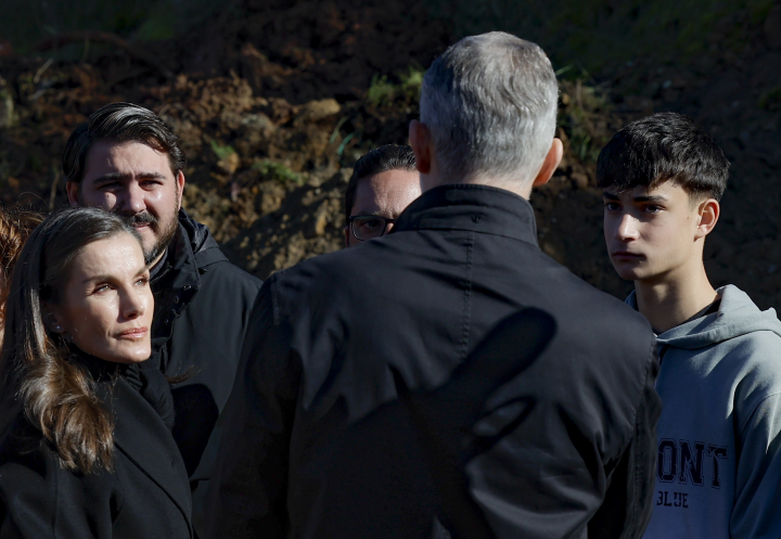 Los reyes Felipe y Letizia junto a Julio, un joven que ayudó a las víctimas del accidente de tren en Adamuz