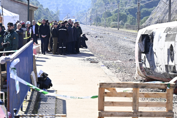 Los reyes Felipe y Letizia y otras autoridades junto a uno de los trenes siniestrados en Ademuz