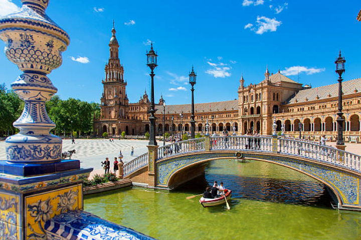 alt="alt="Europe, Spain Andalusia, Sevilla, Plaza de Espana""